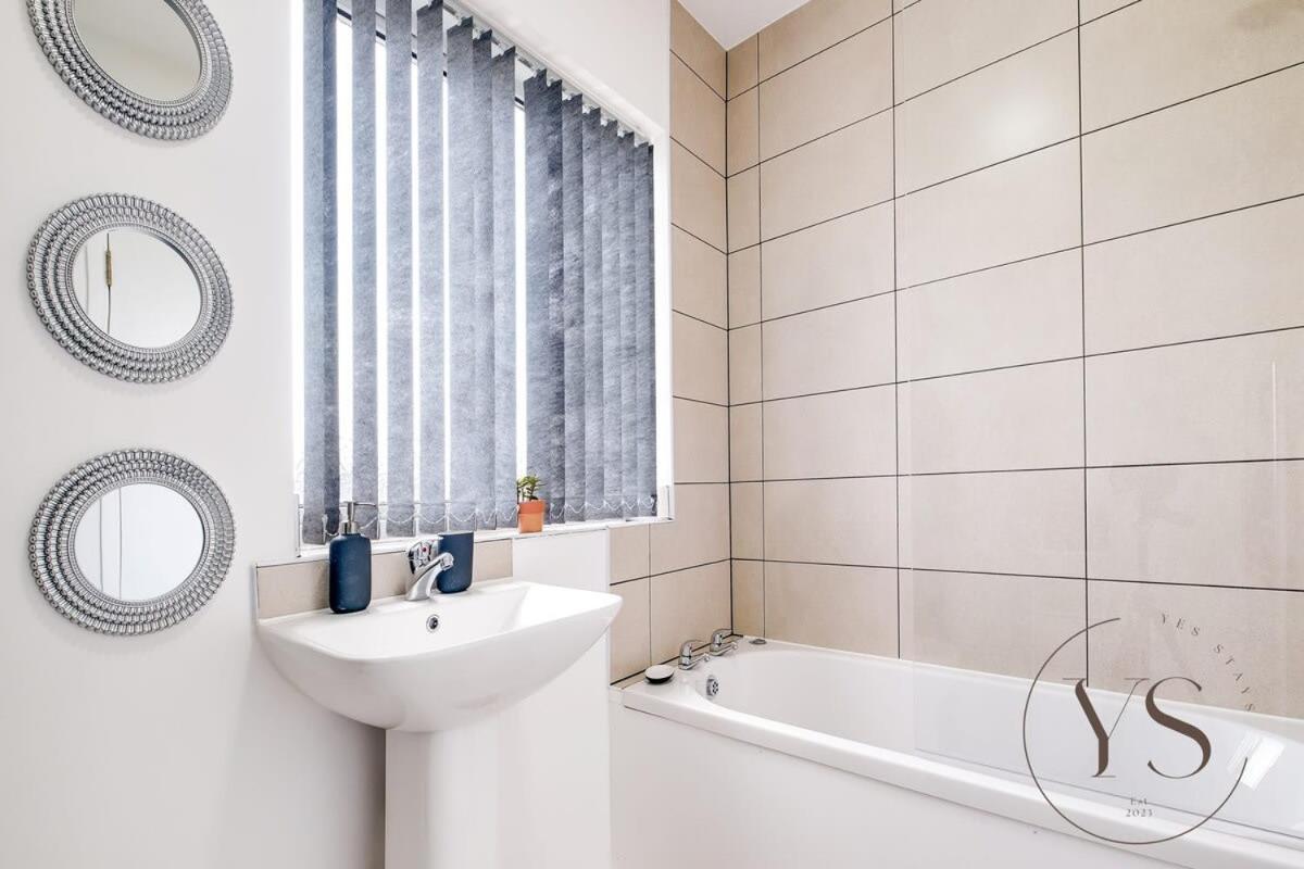 Stylish 3Br Home - Beautiful Garden - Parking 西布罗姆维奇 外观 照片