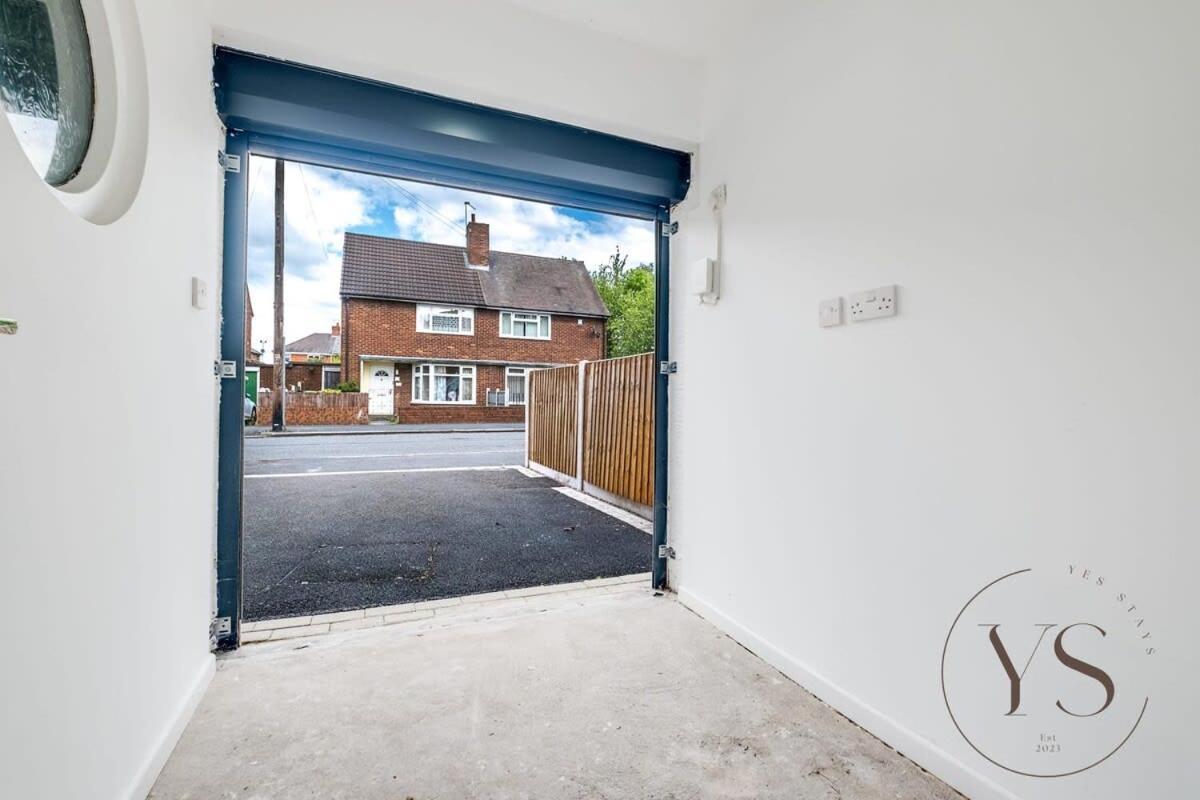 Stylish 3Br Home - Beautiful Garden - Parking 西布罗姆维奇 外观 照片