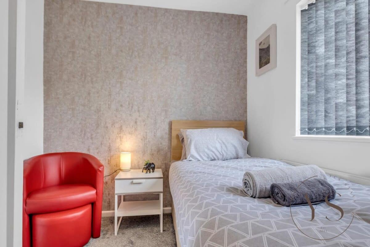 Stylish 3Br Home - Beautiful Garden - Parking 西布罗姆维奇 外观 照片