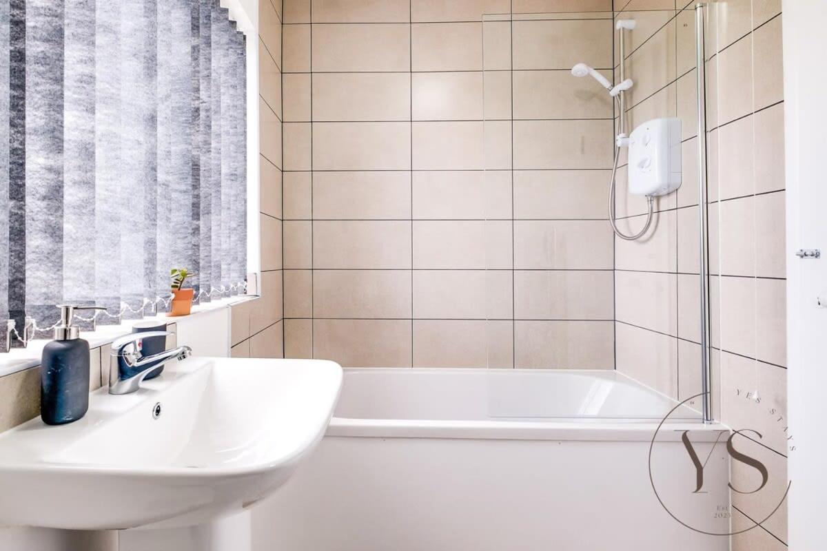 Stylish 3Br Home - Beautiful Garden - Parking 西布罗姆维奇 外观 照片