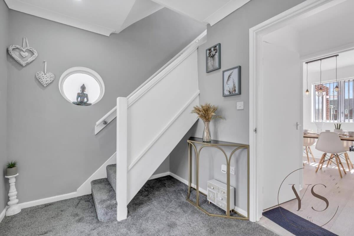 Stylish 3Br Home - Beautiful Garden - Parking 西布罗姆维奇 外观 照片