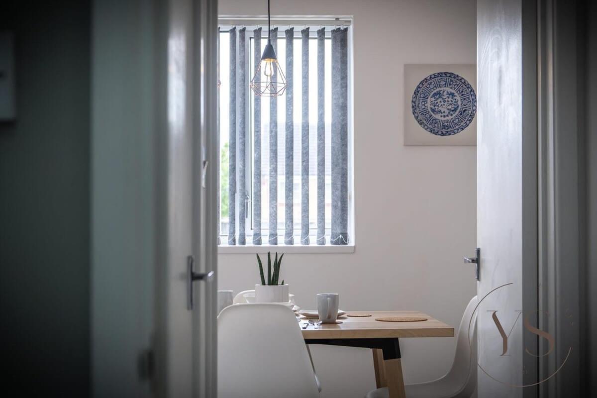 Stylish 3Br Home - Beautiful Garden - Parking 西布罗姆维奇 外观 照片