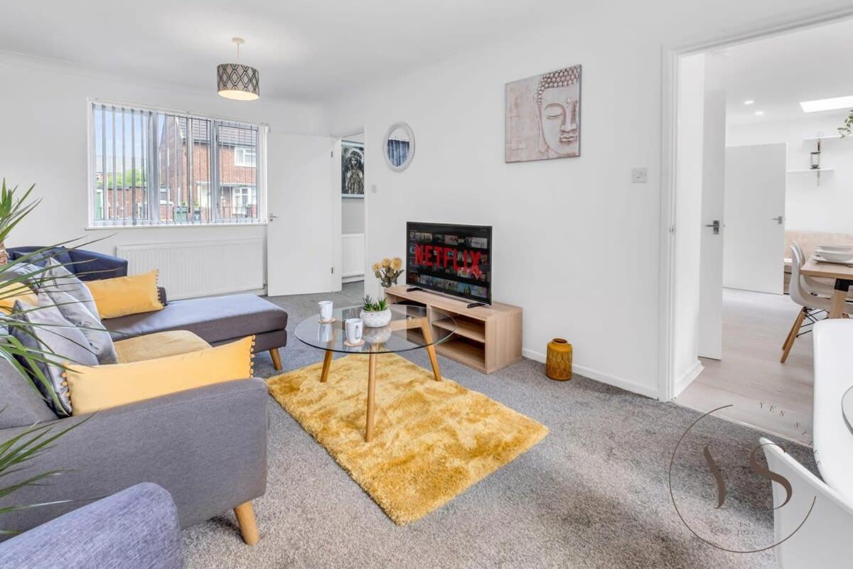 Stylish 3Br Home - Beautiful Garden - Parking 西布罗姆维奇 外观 照片