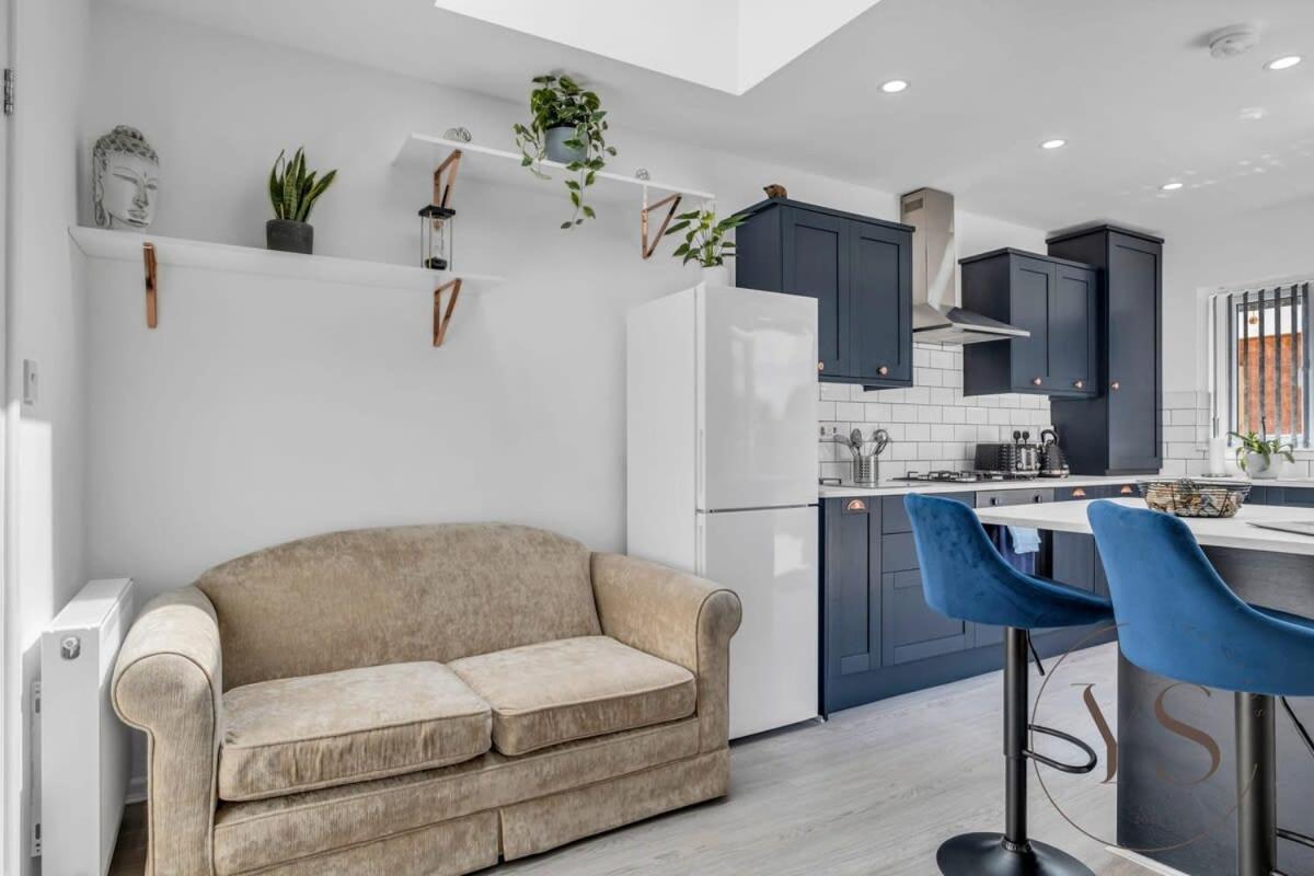 Stylish 3Br Home - Beautiful Garden - Parking 西布罗姆维奇 外观 照片