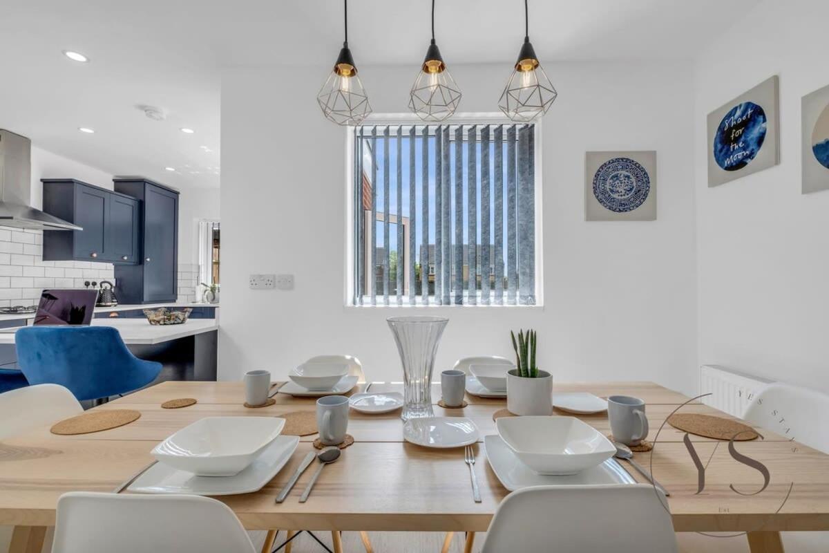 Stylish 3Br Home - Beautiful Garden - Parking 西布罗姆维奇 外观 照片