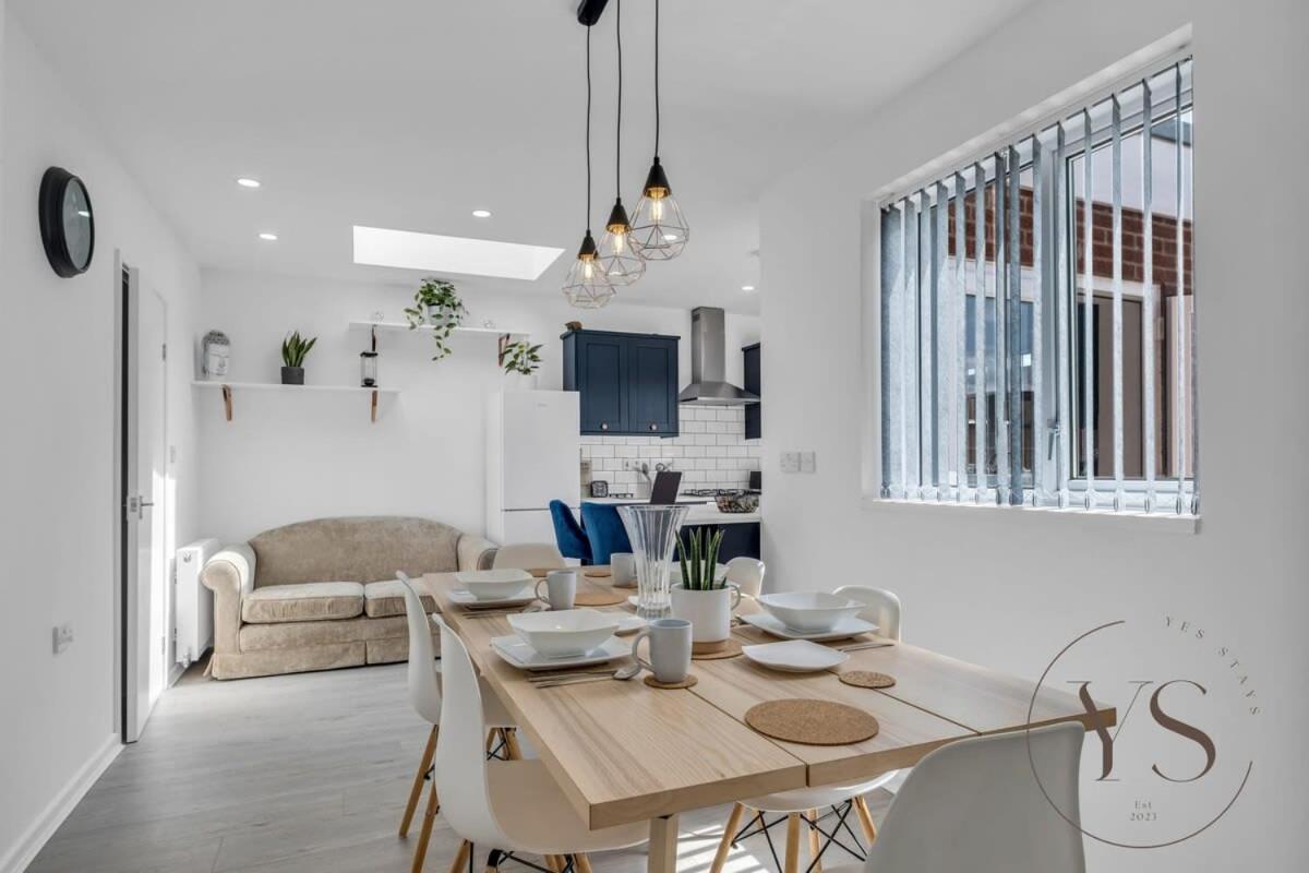 Stylish 3Br Home - Beautiful Garden - Parking 西布罗姆维奇 外观 照片