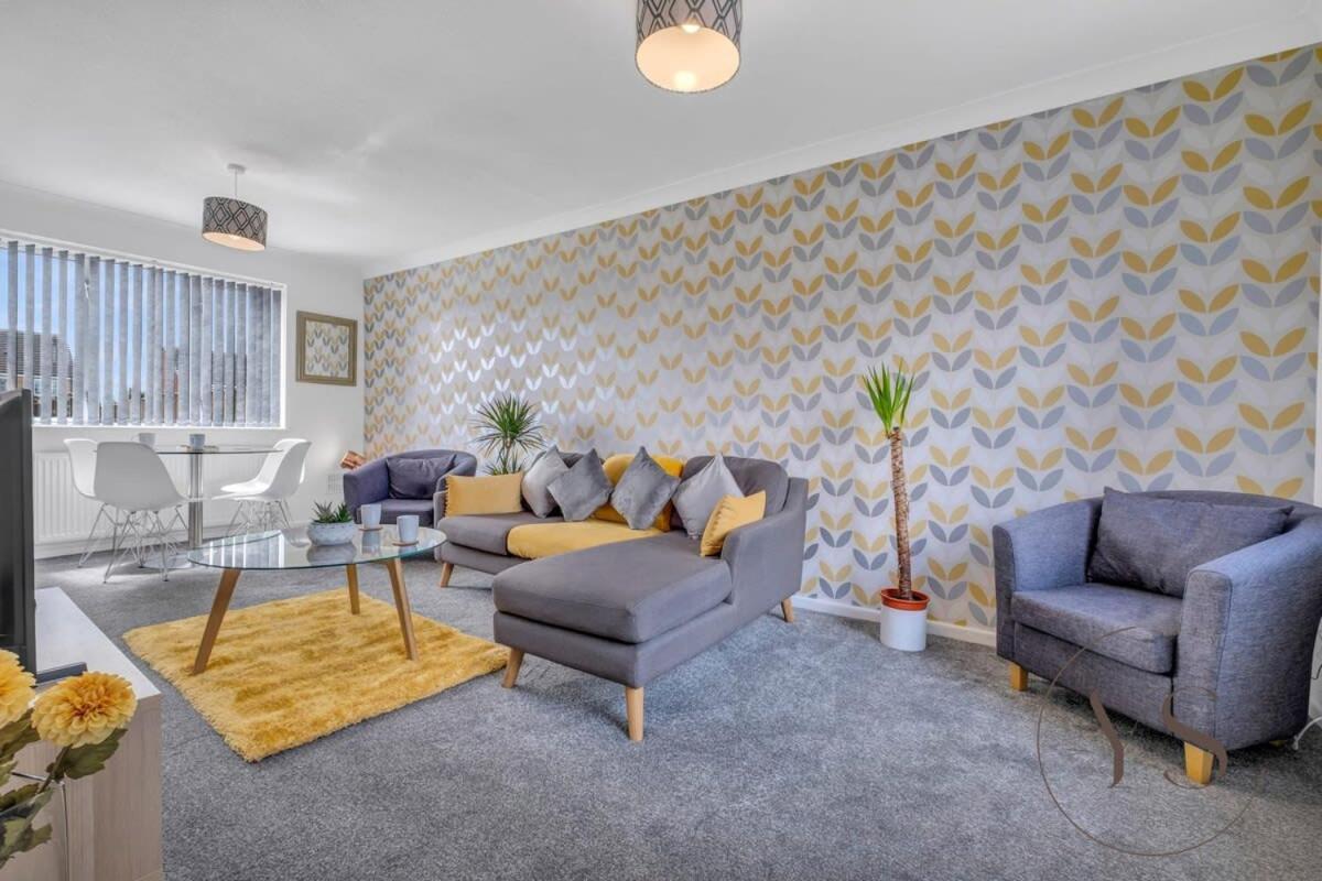 Stylish 3Br Home - Beautiful Garden - Parking 西布罗姆维奇 外观 照片